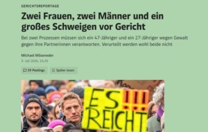 Ein großes Schweigen vor Gericht Deutsch (barrierefrei): Screenshot einer Nachrichtenmeldung von Der Standard im hellgrünen Layout. Oben steht die Rubrik „GERICHTSREPORTAGE“. Darunter die große Überschrift: „Zwei Frauen, zwei Männer und ein großes Schweigen vor Gericht“. Es folgt ein kurzer Text über zwei Gerichtsprozesse wegen Gewalt gegen Partnerinnen. Als Autor ist „Michael Möseneder“ angegeben, mit Datum „9. Juli 2026, 15:20“. Unter dem Text sind Symbole für „59 Postings“ und „Später lesen“ zu sehen. Im unteren Bildausschnitt ist eine Menschenmenge bei einer Demonstration zu erkennen. Im Vordergrund hält eine Person ein gelbes Schild mit der Aufschrift „ES!!! REICHT“. Links daneben steht eine Person mit schwarzer Mütze, auf der „POLIZEI“ steht.